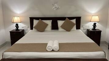 Quarto luxo, 1 cama de casal, para não fumantes | Frigobar, cofres nos quartos, quartos à prova de som