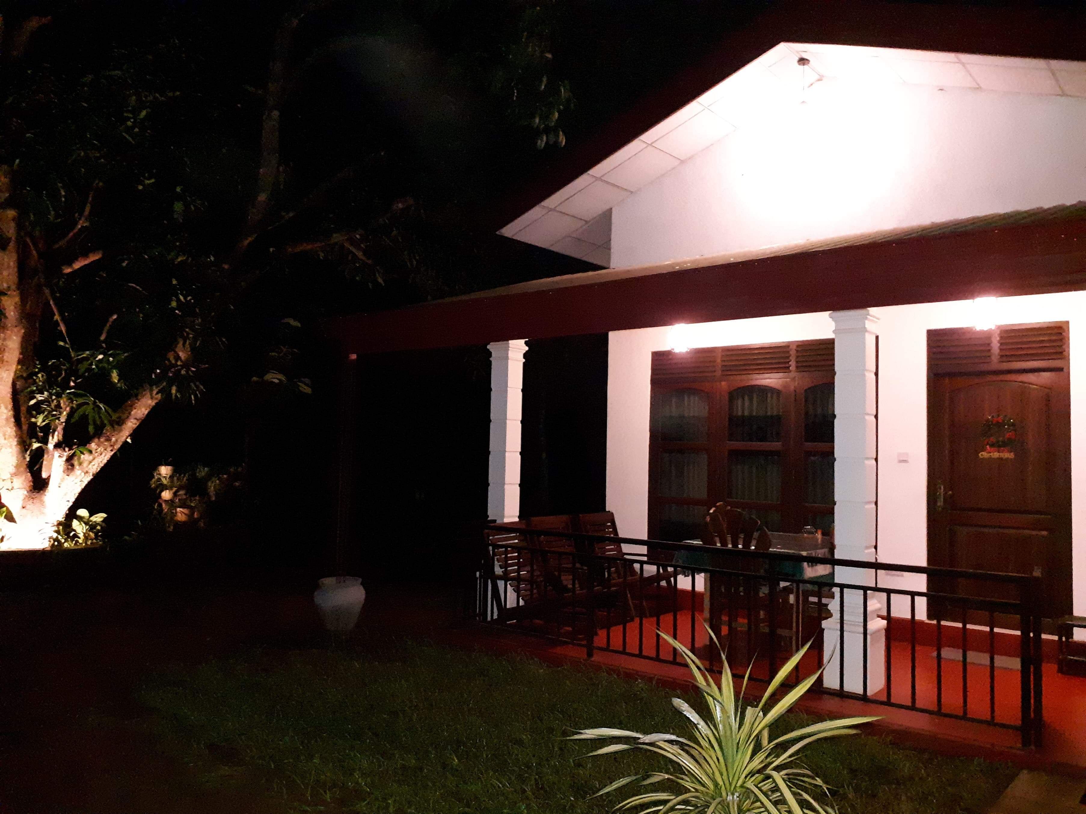 施設の正面 (日没後)