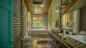 Bathtub, hair dryer, towels, soap - CASA TURQUESA Luxury Retreat in La Fortuna (LA FORTUNA DE SAN CARLOS)