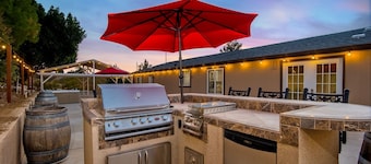 Bella Vista Villa Getaway Private Vineyard With Spa. Relax with Family & friends