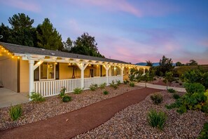 Exterior - Bella Vista Villa Getaway Private Vineyard With Spa. Relax with Family & friends (Temecula)