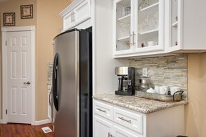 Interior - Bella Vista Villa Getaway Private Vineyard With Spa. Relax with Family & friends (Temecula)