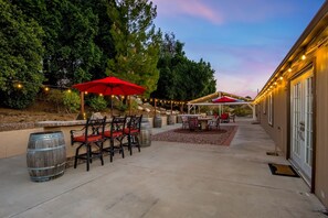 Outdoor dining - Bella Vista Villa Getaway Private Vineyard With Spa. Relax with Family & friends (Temecula)