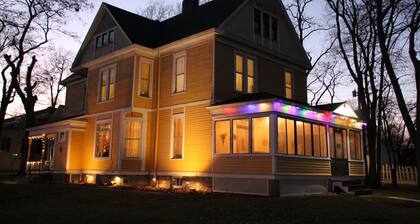Historic Home With Modern Amenities - Great for Families with room for up to 18!