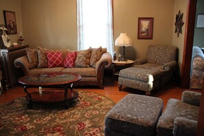 Smart TV, lettore DVD, tavolo da calcetto, libri