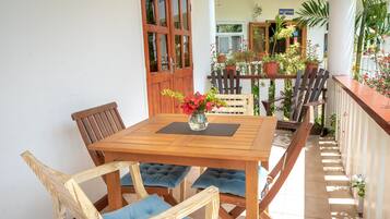 Suite Studio Familiale, 1 lit double et 1 canapé-lit, vue jardin | Terrasse/Patio