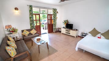 Suite Studio Familiale, 1 lit double et 1 canapé-lit, vue jardin | Coin séjour