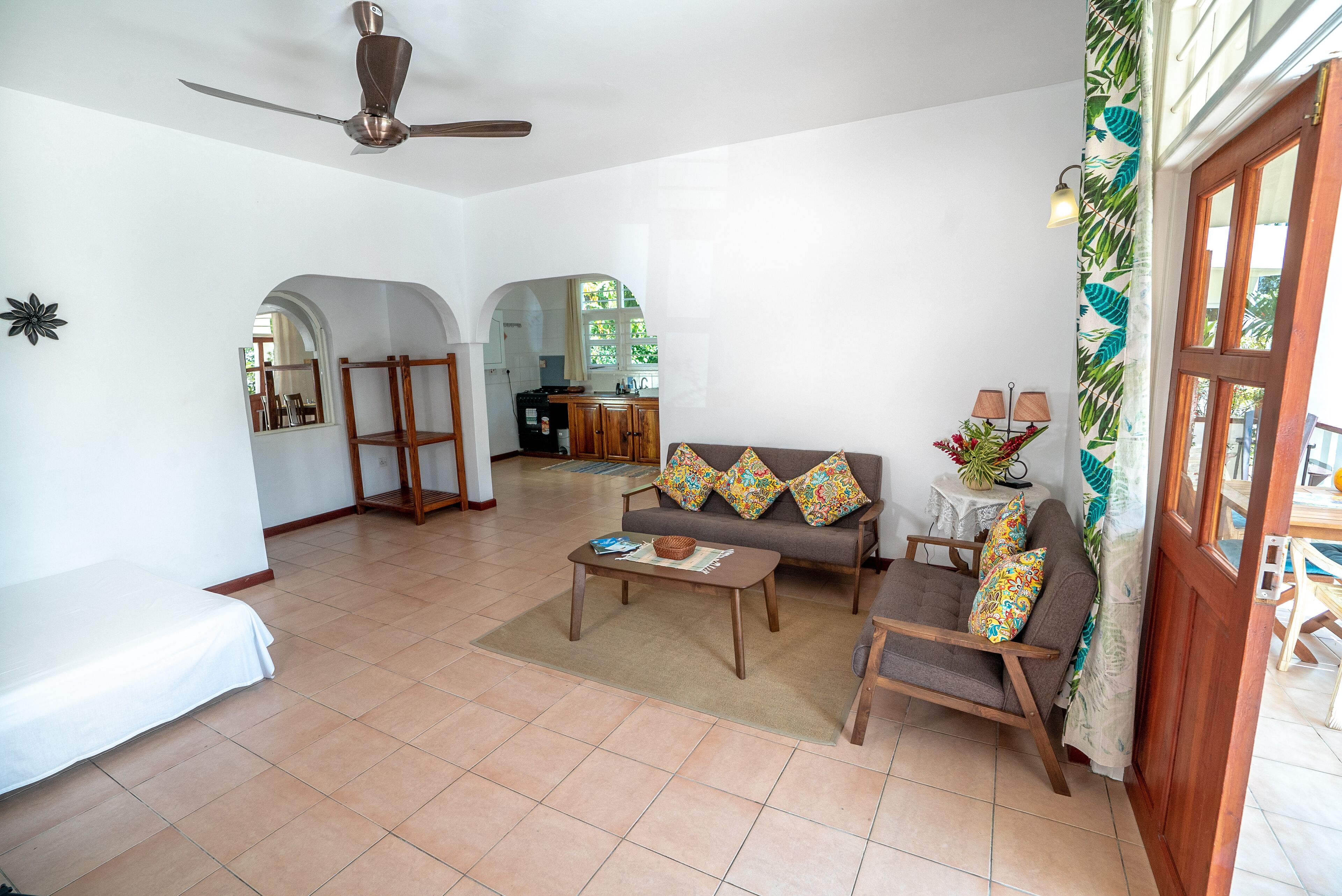 Suíte estúdio família, 1 cama de casal e sofá-cama, vista para o jardim | Área de estar | TV de tela plana 24 polegadas com canais a cabo, TV