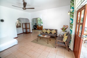 Suite Studio Familiale, 1 lit double et 1 canapé-lit, vue jardin | Coin séjour