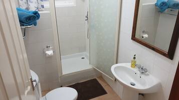 Basic-Apartment, 1 Doppelbett | Badezimmer | Dusche, Haartrockner, Handtücher, Seife