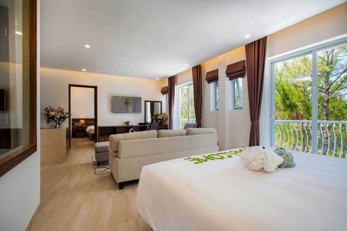 family suite | 1 bedroom, premium bedding, pillow-top beds, minibar