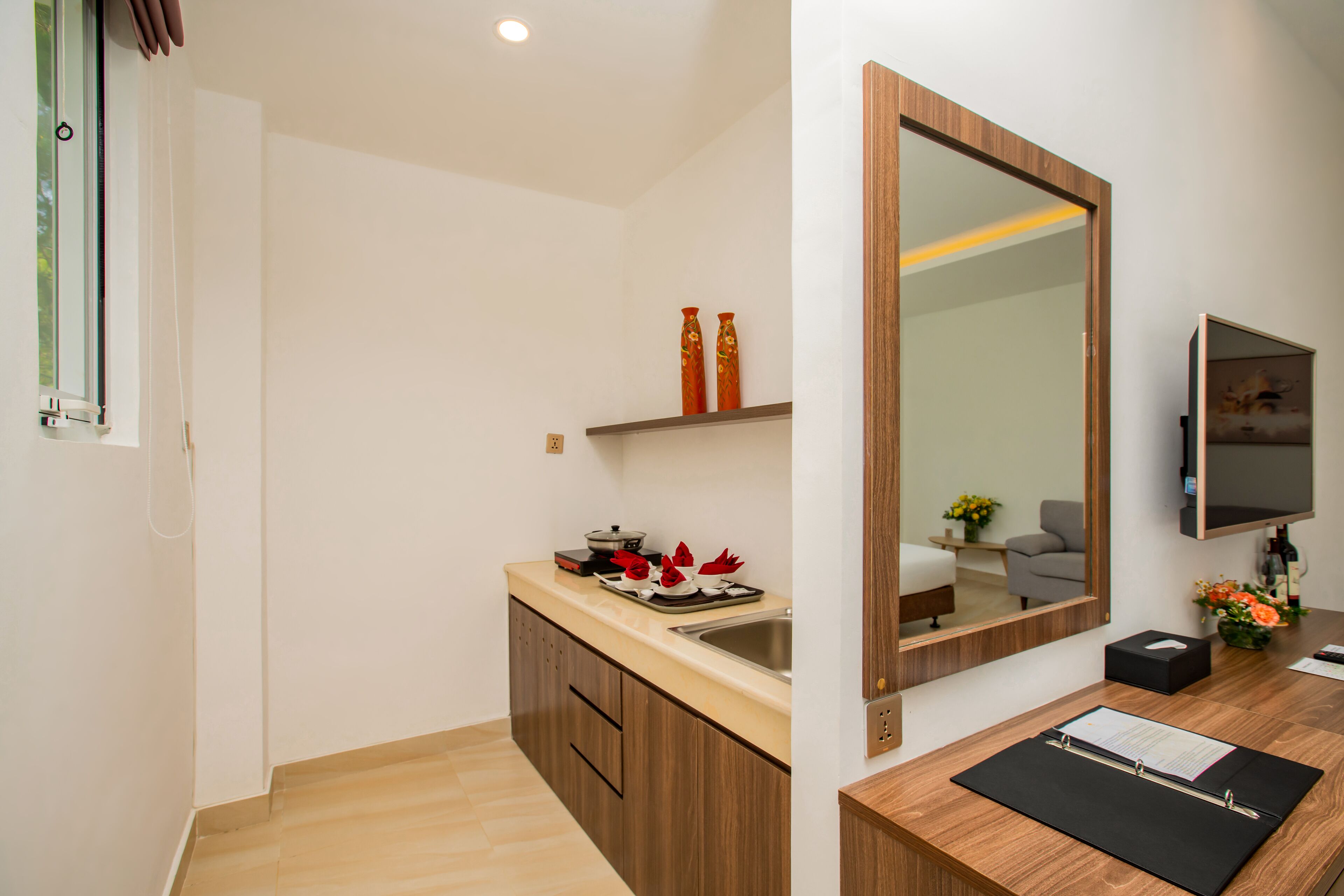 luxury suite, lake view | private kitchen | mini-fridge, coffee/tea maker, electric kettle, ice maker