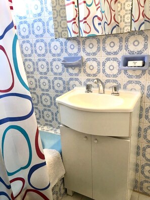 Appartement, non-fumeurs | Salle de bain | Douche, serviettes fournies