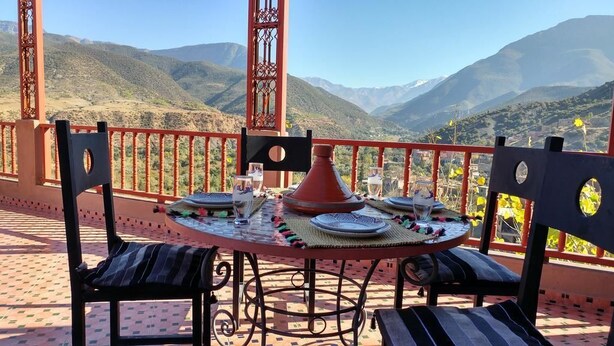 A table set outdoors with a view of mountains. - Dar Soulaimane Ourika (Ourika)