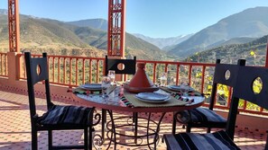 A table set outdoors with a view of mountains. - Dar Soulaimane Ourika (Ourika)