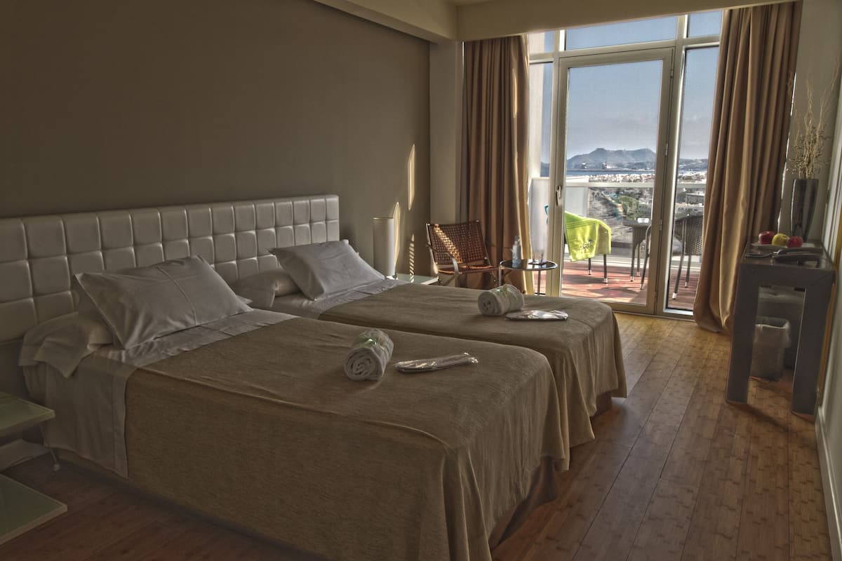 Habitación estándar con 1 cama doble o 2 individuales (Sea / Courtyard View) | Caja fuerte, cortinas opacas, sistema de insonorización y wifi gratis