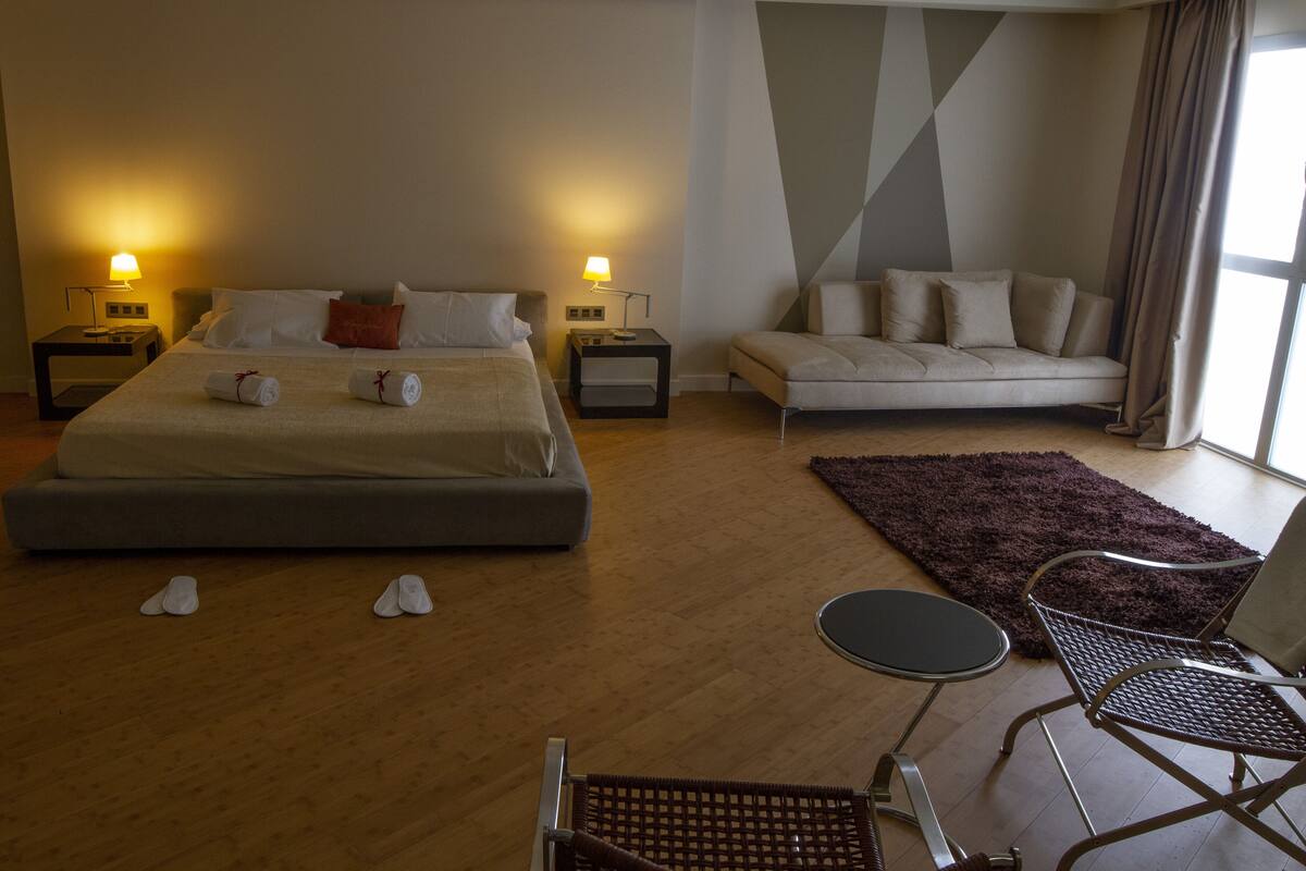 Suite Deluxe (with Jacuzzi) | Caja fuerte, cortinas opacas, sistema de insonorización y wifi gratis