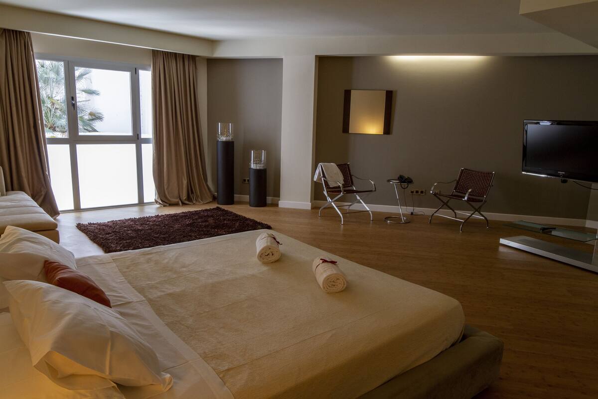 Suite familiar (Sea / Courtyard View) | Caja de seguridad en la habitación, cortinas blackout y insonorización