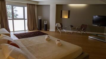 Suite familiar (Sea / Courtyard View) | Caja fuerte, cortinas opacas, sistema de insonorización y wifi gratis