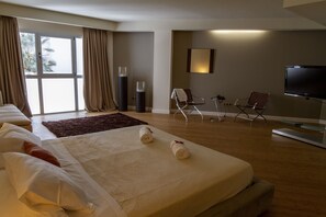 Suite familiar (Sea / Courtyard View) | Caja fuerte, cortinas opacas, sistema de insonorización y wifi gratis