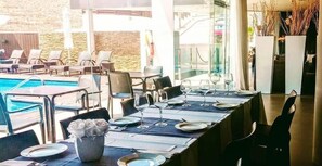Mittagessen und Abendessen, Blick auf den Pool 