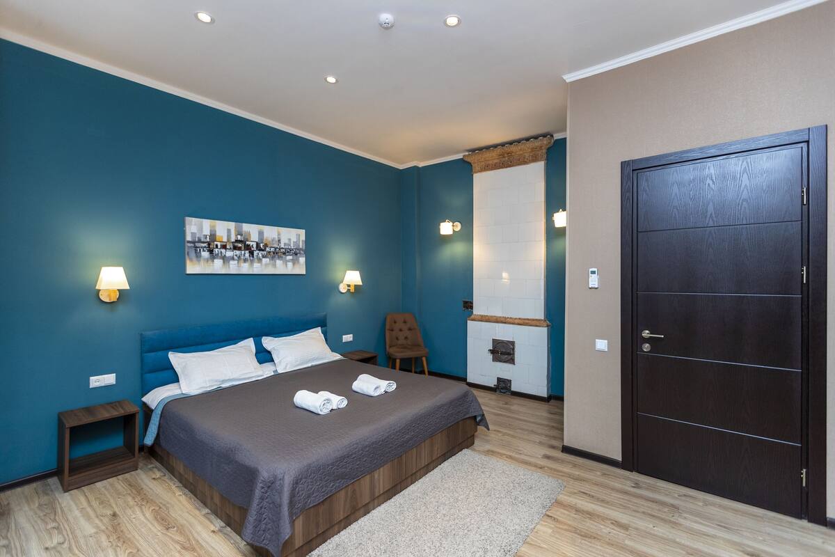 Habitación triple superior, 1 cama King size y sofá cama, para no fumadores | 1 habitación, ropa de cama de alta calidad y minibar