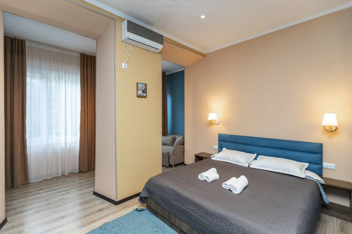 Habitación doble familiar, 1 cama King size y sofá cama, para no fumadores | 1 habitación, ropa de cama de alta calidad y minibar
