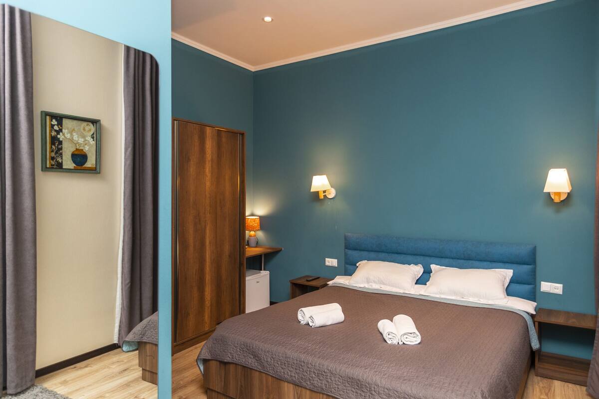Habitación doble romántica, 1 cama King size, para no fumadores | 1 habitación, ropa de cama de alta calidad y minibar