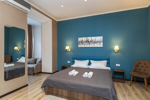Quarto triplo superior, 1 cama King e sofá-cama, para não fumantes | 1 quarto, roupas de cama premium, frigobar