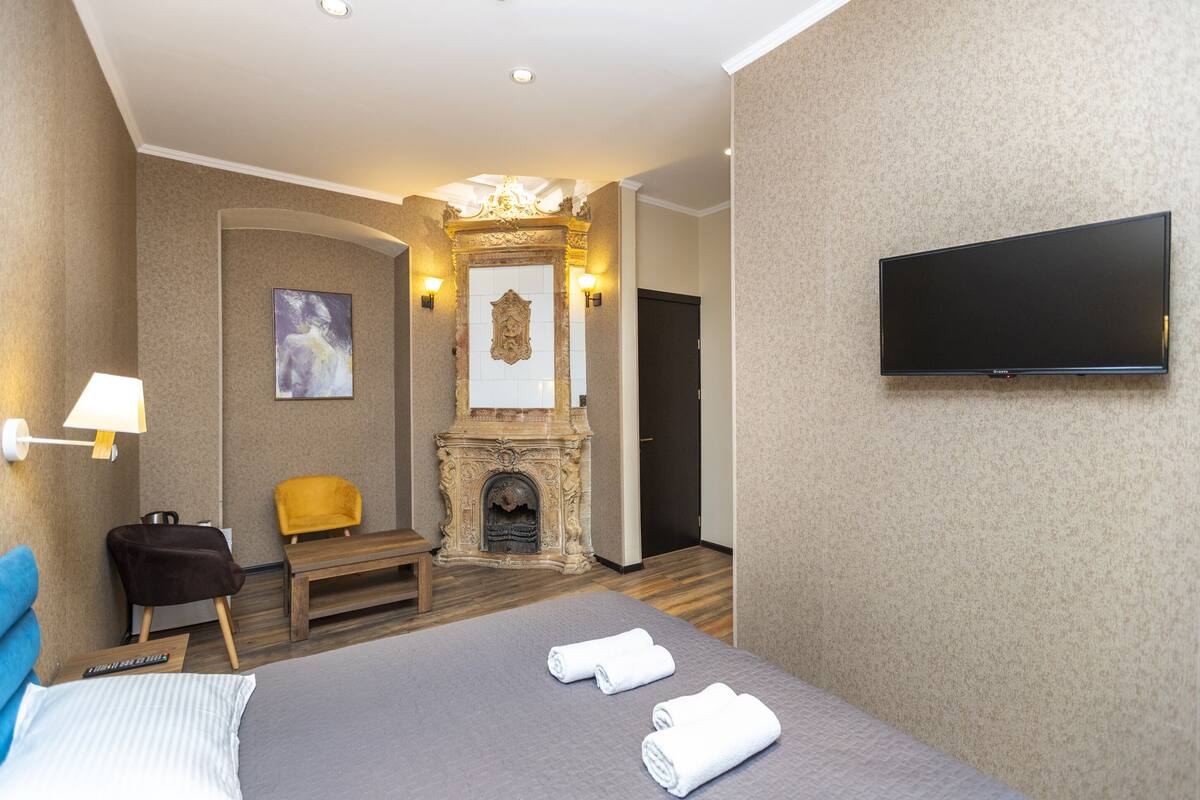 Superior Double Room, 1 King Bed, Non Smoking | 1 bedroom, premium bedding, minibar, iron/ironing board