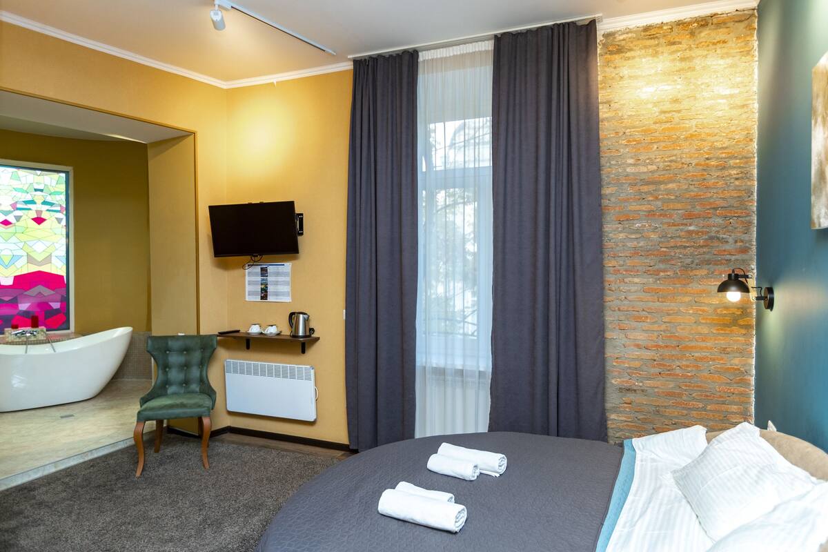 Luxury Double Room, 1 King Bed, Non Smoking, Bathtub | 1 bedroom, premium bedding, minibar, iron/ironing board