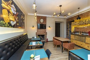 朝食 (ビュッフェ)、毎日提供 (無料)