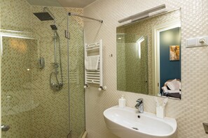 Luxury Double Room, 1 King Bed, Non Smoking, Bathtub | Bathroom | Free toiletries, hair dryer, bathrobes, slippers - H'otello (Tbilisi)