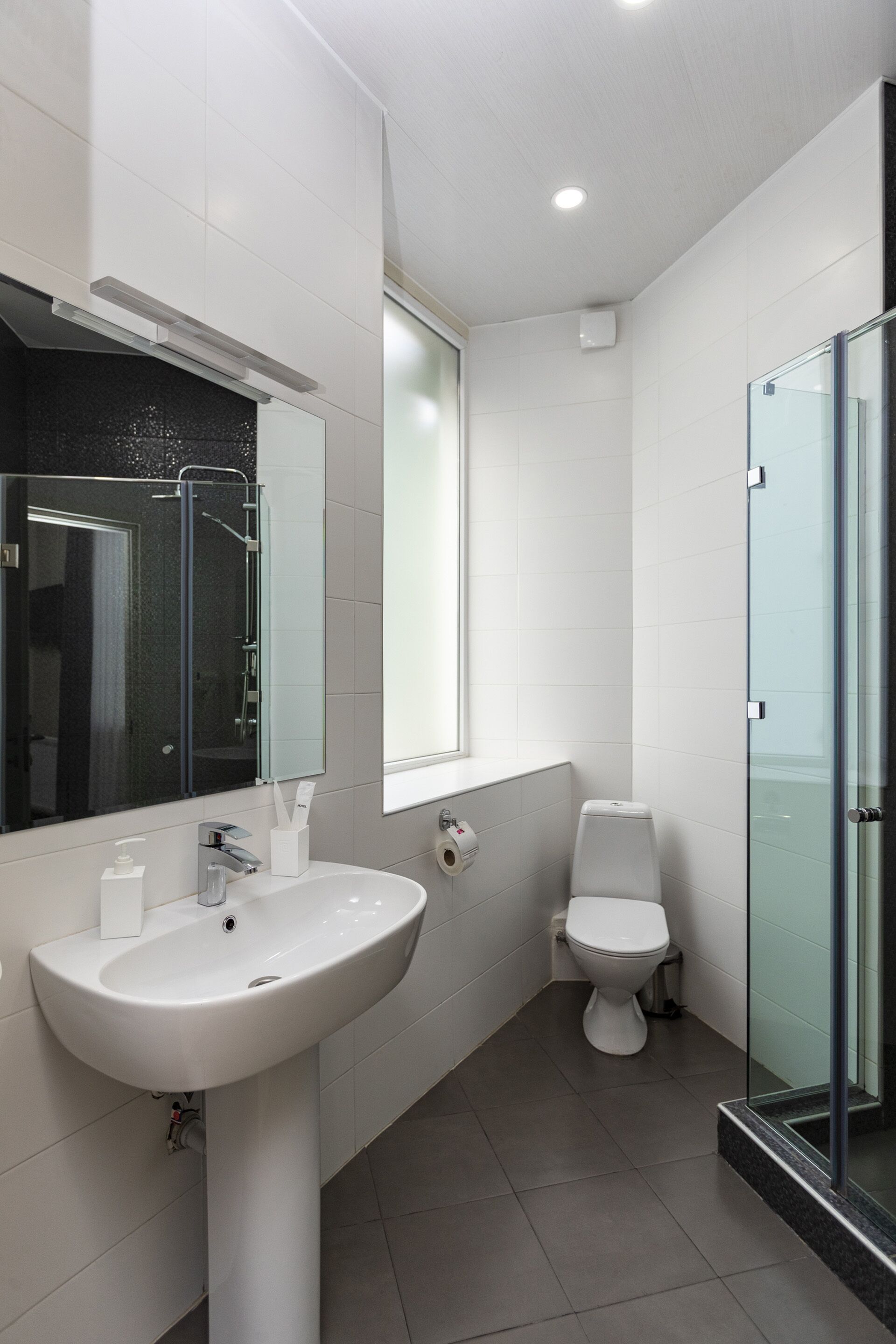 royal double room, 1 king bed, non smoking | bathroom | free toiletries, hair dryer, dressing gowns, slippers