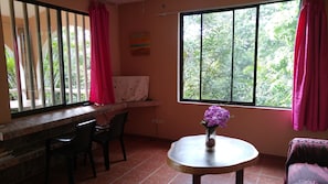 Apartment, 1 Queen-Bett, Nichtraucher, Meerblick | Wohnzimmer | Flachbildfernseher