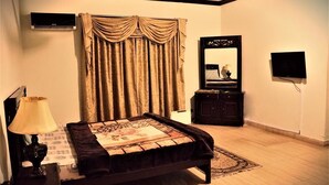 خزنة داخل الغرفة ومكواة/لوح كي وواي فاي مجانًا وملاءات أسرّة