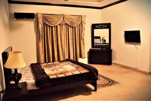 In-room safe, iron/ironing board, free WiFi, bed sheets - Living Castle (Islamabad)