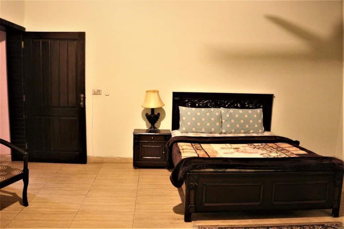 Habitación Confort, 1 cama matrimonial, con acceso para personas discapacitadas, para fumadores | Caja de seguridad en la habitación y tabla de planchar con plancha