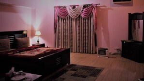 خزنة داخل الغرفة ومكواة/لوح كي وواي فاي مجانًا وملاءات أسرّة
