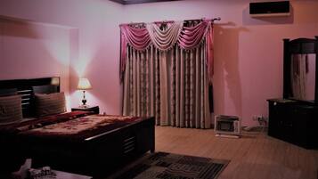 Executive Room, Multiple Beds, Accessible, Smoking | In-room safe, iron/ironing board, free WiFi, bed sheets