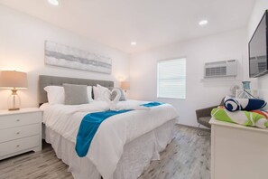 1 bedroom, iron/ironing board, WiFi, bed sheets - Cozy 1 BR w/ Parking Space #5 Close to the Beach (Hollywood)