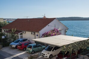 Property grounds - A2 apt w. shared pool & balcony,next to the beach (Trogir)