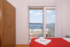 1 bedroom, iron/ironing board, travel crib, free WiFi - A2 apt w. shared pool & balcony,next to the beach (Trogir)