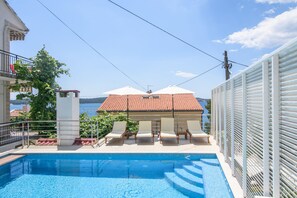 Outdoor pool, a heated pool - A2 apt w. shared pool & balcony,next to the beach (Trogir)