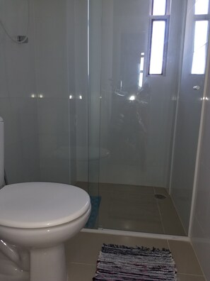 Secador de cabelo, toalhas de banho, sabonete, papel higiênico