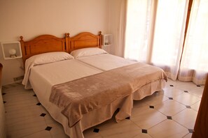 3 habitaciones, tabla de planchar con plancha y cuna de viaje 