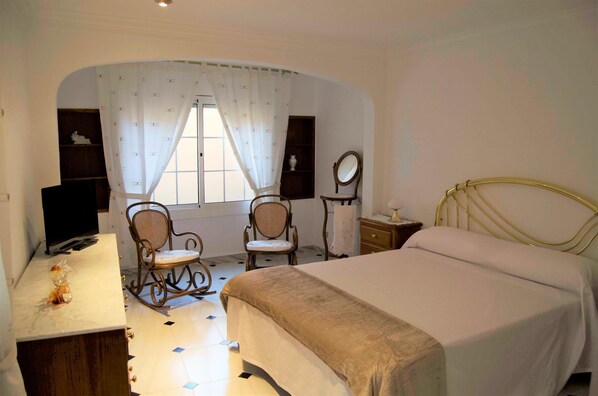 3 habitaciones, tabla de planchar con plancha y cuna de viaje 