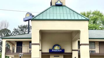 A Days Inn building with a green roof and a sign above the entrance.