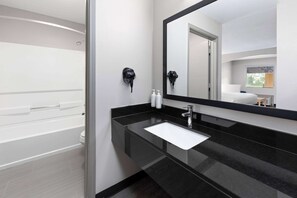 Chambre, 2 grands lits, non-fumeurs | Salle de bain | Articles de toilette gratuits, sèche-cheveux, serviettes fournies, savon