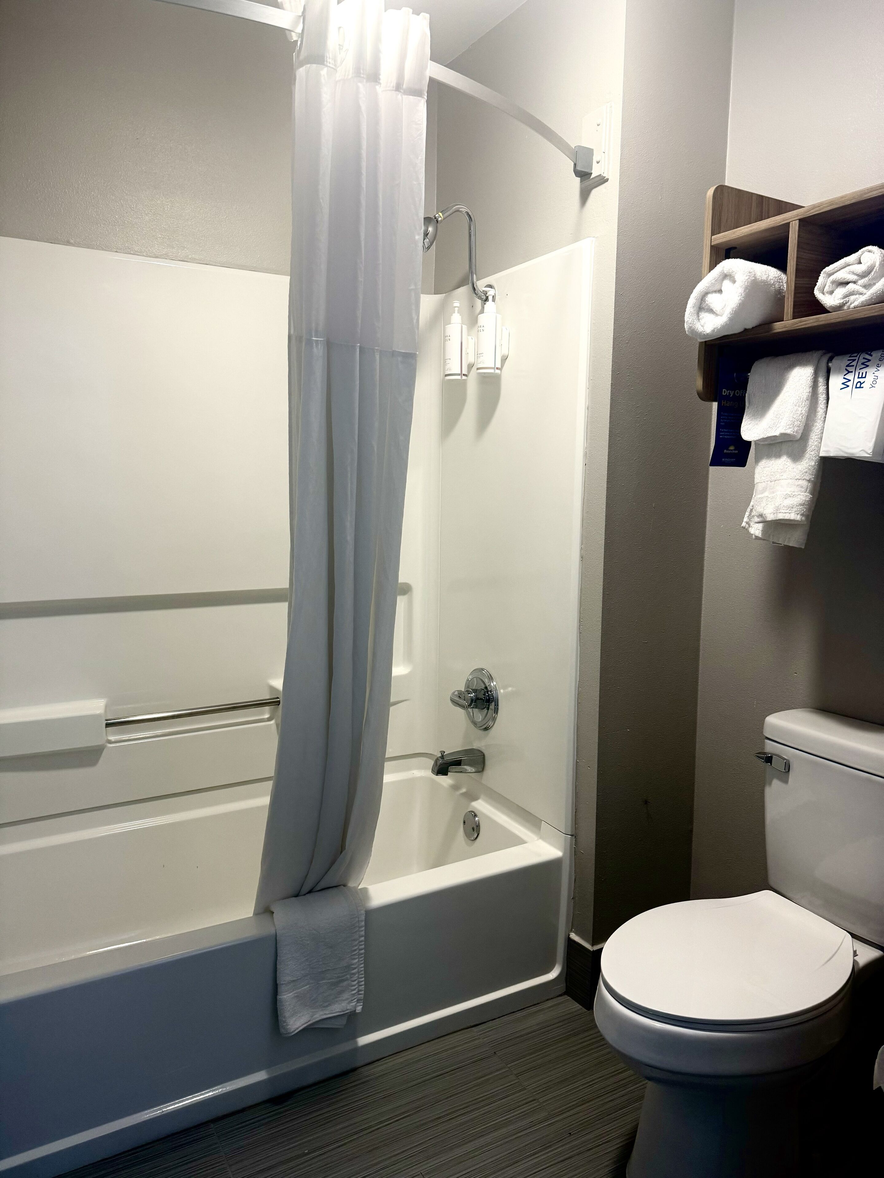 Un baño moderno con bañera, ducha e inodoro.